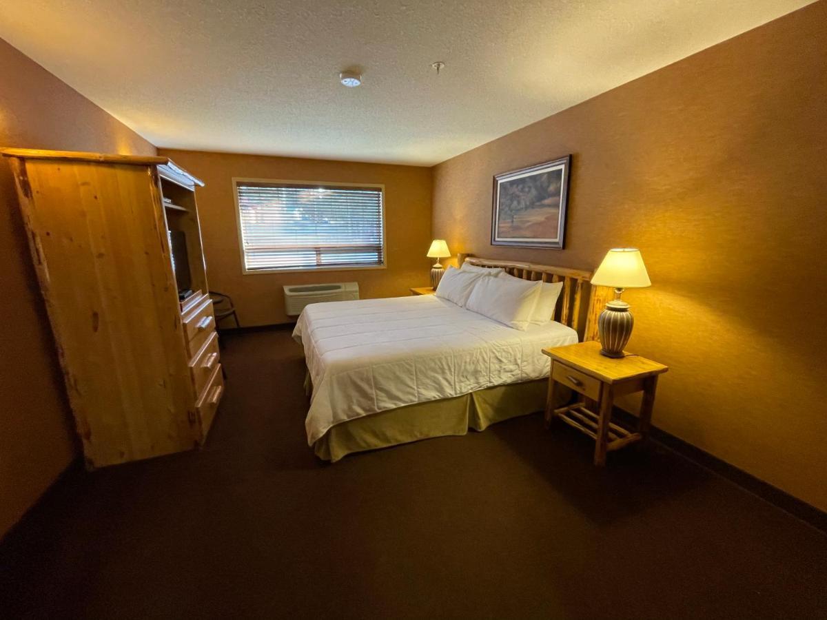 Elkwater Lake Lodge And Resort Ngoại thất bức ảnh