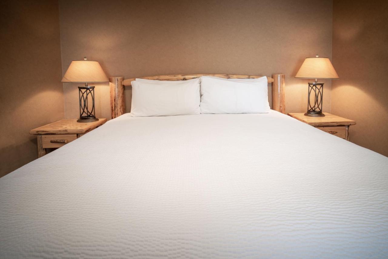 Elkwater Lake Lodge And Resort Ngoại thất bức ảnh